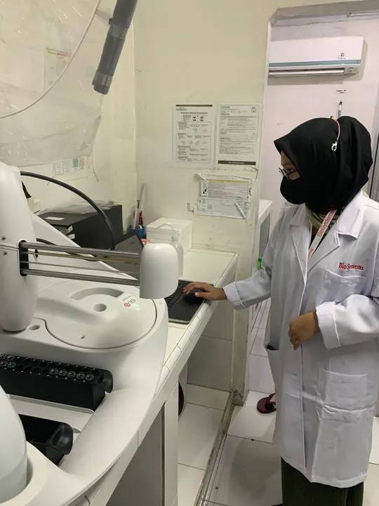 Lab analyst using the analyser after product training