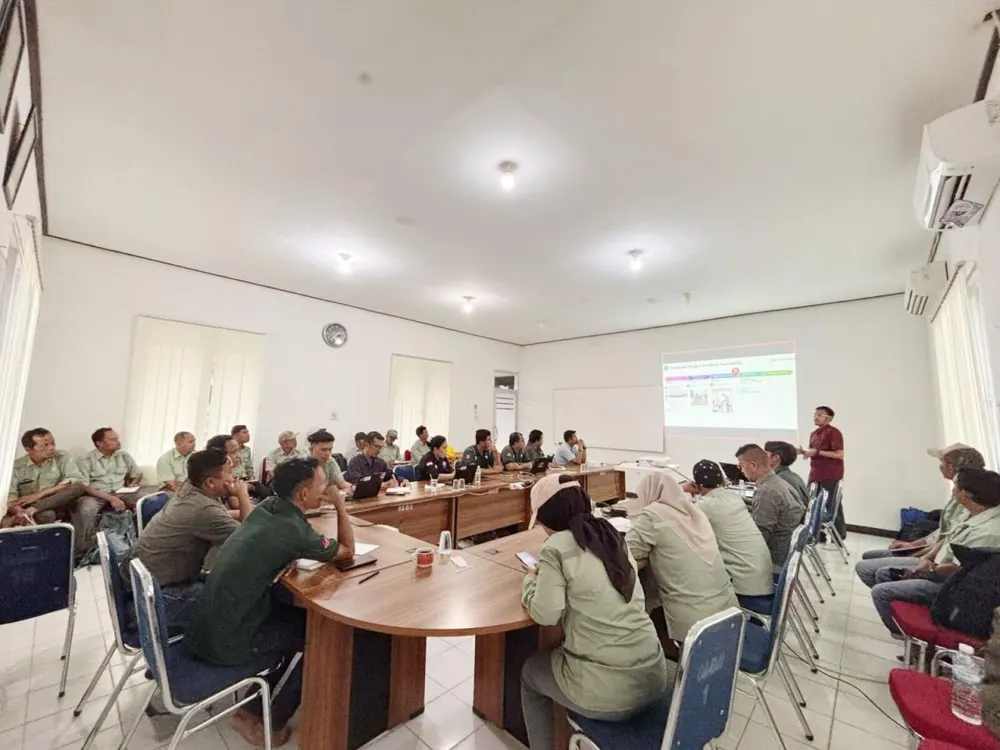 Garda presenting the project to site users in a meeting room